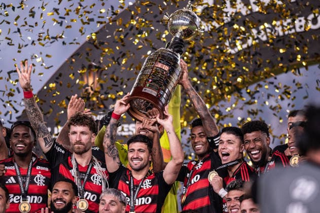 Palmeiras v Flamengo: Final Copa CONMEBOL Libertadores 2025 LIMA,PERU - NOVEMBER 29: Giorgian de Arrascaeta and Bruno Henrique of Flamengo lift the Champion s trophy after winning the Copa CONMEBOL Libertadores 2025 final match between Palmeiras and Flamengo at Monumental U Stadium on November 29, 2025, in Lima,Peru. (Photo by Guilherme Veiga PxImages) Sao Paulo Monumental U Stadium Lima Peru Copyright: xGuilhermexVeigax