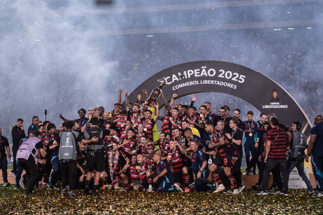 Palmeiras v Flamengo: Final Copa CONMEBOL Libertadores 2025 LIMA,PERU - NOVEMBER 29: Giorgian de Arrascaeta and Bruno Henrique of Flamengo lift the Champion s trophy after winning the Copa CONMEBOL Libertadores 2025 final match between Palmeiras and Flamengo at Monumental U Stadium on November 29, 2025, in Lima,Peru. (Photo by Guilherme Veiga PxImages) Sao Paulo Monumental U Stadium Lima Peru Copyright: xGuilhermexVeigax