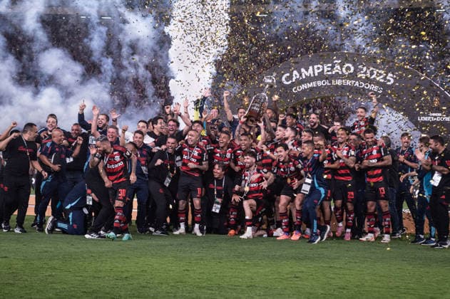 Palmeiras v Flamengo: Final Copa CONMEBOL Libertadores 2025 LIMA,PERU - NOVEMBER 29: Giorgian de Arrascaeta and Bruno Henrique of Flamengo lift the Champion s trophy after winning the Copa CONMEBOL Libertadores 2025 final match between Palmeiras and Flamengo at Monumental U Stadium on November 29, 2025, in Lima,Peru. (Photo by Guilherme Veiga PxImages) Sao Paulo Monumental U Stadium Lima Peru Copyright: xGuilhermexVeigax