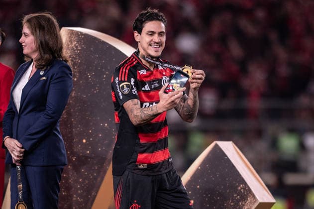 Palmeiras v Flamengo: Final Copa CONMEBOL Libertadores 2025 LIMA,PERU - NOVEMBER 29: Pedro of Flamengo celebrates with the golden medal after the Copa CONMEBOL Libertadores 2025 final match between Palmeiras and Flamengo at Monumental U Stadium on November 29, 2025, in Lima,Peru. (Photo by Guilherme Veiga PxImages) Sao Paulo Monumental U Stadium Lima Peru Copyright: xGuilhermexVeigax