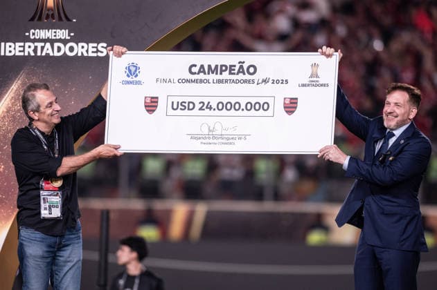 Palmeiras v Flamengo: Final Copa CONMEBOL Libertadores 2025 LIMA,PERU - NOVEMBER 29: (L-R) Luiz Eduardo Baptista, President of Flamengo receives the first place prize from Alejandro Dominguez, president of CONMEBOL, after the Copa CONMEBOL Libertadores 2025 final match between Palmeiras and Flamengo at Monumental U Stadium on November 29, 2025, in Lima,Peru. (Photo by Guilherme Veiga PxImages) Sao Paulo Monumental U Stadium Lima Peru Copyright: xGuilhermexVeigax