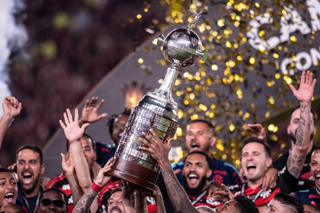 Palmeiras v Flamengo: Final Copa CONMEBOL Libertadores 2025 LIMA,PERU - NOVEMBER 29: Giorgian de Arrascaeta and Bruno Henrique of Flamengo lift the Champion s trophy after winning the Copa CONMEBOL Libertadores 2025 final match between Palmeiras and Flamengo at Monumental U Stadium on November 29, 2025, in Lima,Peru. (Photo by Guilherme Veiga PxImages) Sao Paulo Monumental U Stadium Lima Peru Copyright: xGuilhermexVeigax