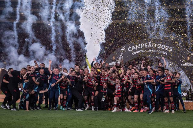 Palmeiras v Flamengo: Final Copa CONMEBOL Libertadores 2025 LIMA,PERU - NOVEMBER 29: Giorgian de Arrascaeta and Bruno Henrique of Flamengo lift the Champion s trophy after winning the Copa CONMEBOL Libertadores 2025 final match between Palmeiras and Flamengo at Monumental U Stadium on November 29, 2025, in Lima,Peru. (Photo by Guilherme Veiga PxImages) Sao Paulo Monumental U Stadium Lima Peru Copyright: xGuilhermexVeigax