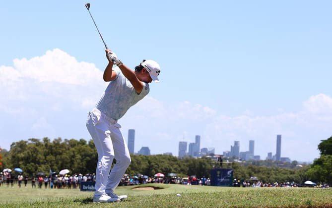 GOLF AUSTRALIAN PGA, Golf Herren Australia s Min Woo Lee plays a shot on the 5th hole during the Final Round of the Australian PGA Championship at Royal Queensland Golf Club in Brisbane, Sunday, November 30, 2025. ( NO ARCHIVING, EDITORIAL USE ONLY BRISBANE QUEENSLAND AUSTRALIA  Copyright: xx 20251130158073453646