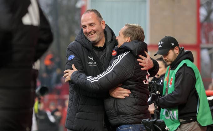 re Sports Director Horst Heldt welcomes coach Frank Schmidt before the start of the match Sport Fußball Fußball Bundesliga Herren DFL 12 Spieltag Saison 2025 2026 29 11 2025 1 FC Union Berlin FCU vs 1 FC Heidenheim FCH DFL regulations prohibit any use of photographs as image sequences and or quasi video