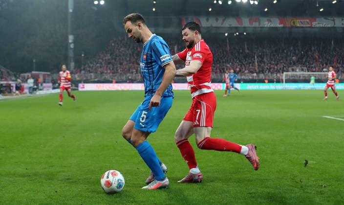 Benedikt Gimber on the ball, Oliver Burke duel Match scene Action Sport Football Soccer Bundesliga Men DFL 12 Matchday Season 2025 2026 29 11 2025 1 FC Union Berlin FCU vs 1 FC Heidenheim FCH DFL regulations prohibit any use of photographs as image sequences and or quasi video