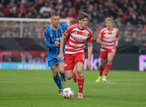 Adrian Beck, Aljoscha Kemlein on the ball duel Match scene Action Sport Football Soccer Bundesliga Men DFL 12 Matchday Season 2025 2026 29 11 2025 1 FC Union Berlin FCU vs 1 FC Heidenheim FCH DFL regulations prohibit any use of photographs as image sequences and or quasi video