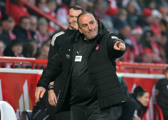 Coach Frank Schmidt gives instructions Action upper body Sport Football Soccer Bundesliga Men DFL 12 Matchday Season 2025 2026 29 11 2025 1 FC Union Berlin FCU vs 1 FC Heidenheim FCH DFL regulations prohibit any use of photographs as image sequences and or quasi video
