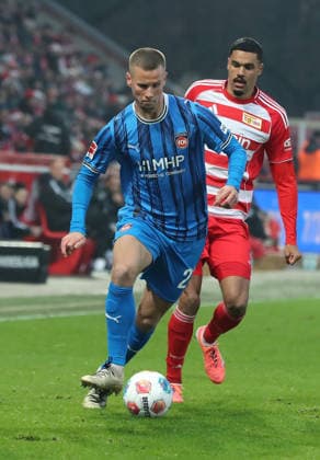 Adrian Beck on the ball, Danilho Doekhi duel Match scene Action Sport Football Soccer Bundesliga Men DFL 12 Matchday Season 2025 2026 29 11 2025 1 FC Union Berlin FCU vs 1 FC Heidenheim FCH DFL regulations prohibit any use of photographs as image sequences and or quasi video