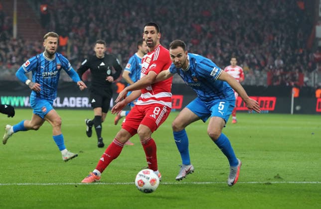 Rani Khedira, Benedikt Gimber duel Match scene Action Sport Football Soccer Bundesliga Men DFL 12 Matchday Season 2025 2026 29 11 2025 1 FC Union Berlin FCU vs 1 FC Heidenheim FCH DFL regulations prohibit any use of photographs as image sequences and or quasi video