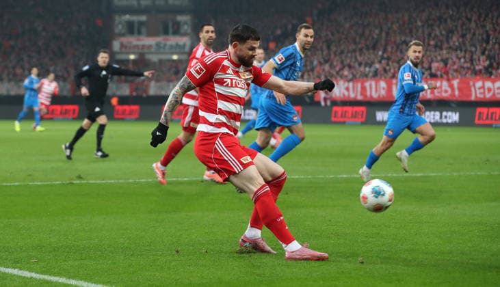 Oliver Burke shoots single image clipping action sports football soccer Bundesliga men DFL 12 matchday season 2025 2026 29 11 2025 1 FC Union Berlin FCU vs 1 FC Heidenheim FCH DFL regulations prohibit any use of photographs as image sequences and or quasi video
