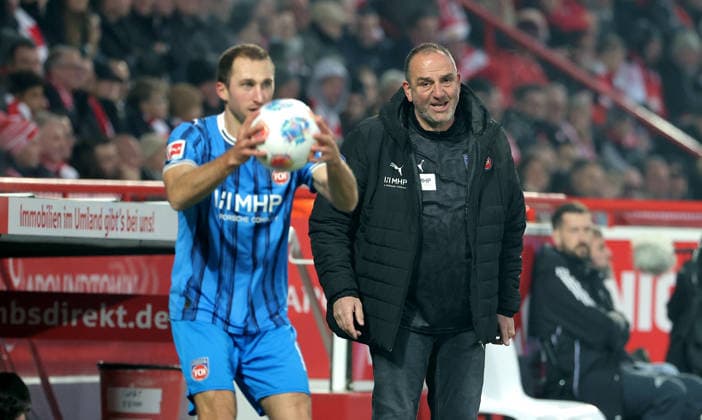 Jonas Föhrenbach taking a throw-in, coach Frank Schmidt gives instructions Upper body action Sport Football Soccer Bundesliga Men DFL 12 Matchday Season 2025 2026 29 11 2025 1 FC Union Berlin FCU vs 1 FC Heidenheim FCH DFL regulations prohibit any use of photographs as image sequences and or quasi video
