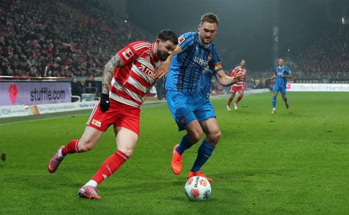 Oliver Burke, Patrick Mainka on the ball duel Match scene Action Sport Football Soccer Bundesliga Men DFL 12 Matchday Season 2025 2026 29 11 2025 1 FC Union Berlin FCU vs 1 FC Heidenheim FCH DFL regulations prohibit any use of photographs as image sequences and or quasi video