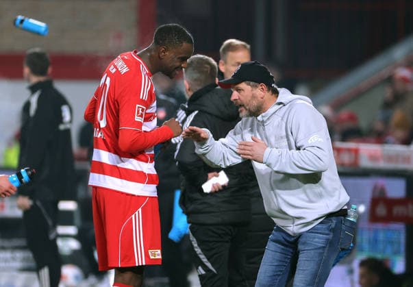 Coach Steffen Baumgart talks to Ilyas Ansah Sport Football Soccer Bundesliga Men DFL 12 Matchday Season 2025 2026 29 11 2025 1 FC Union Berlin FCU vs 1 FC Heidenheim FCH DFL regulations prohibit any use of photographs as image sequences and or quasi video