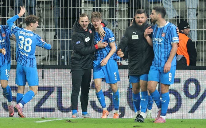 Jan Schöppner 3 cheers after 1 2 with Yannik Wagner, Benedikt Gimber, Marnon Busch, Stefan Schimmer joy emotion jubilation Sport Football Soccer Bundesliga Men DFL 12 Matchday Season 2025 2026 29 11 2025 1 FC Union Berlin FCU vs 1 FC Heidenheim FCH DFL regulations prohibit any use of photographs as image sequences and or quasi video