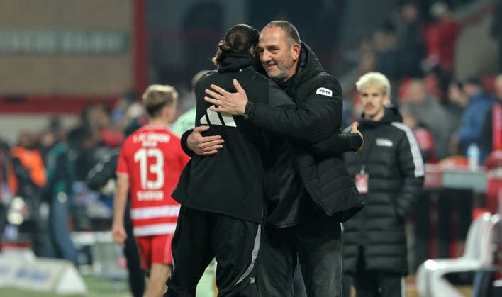 Christopher Trimmel congratulates coach Frank Schmidt after the end of the match Sport Football Soccer Bundesliga Men DFL 12 Matchday Season 2025 2026 29 11 2025 1 FC Union Berlin FCU vs 1 FC Heidenheim FCH DFL regulations prohibit any use of photographs as image sequences and or quasi video
