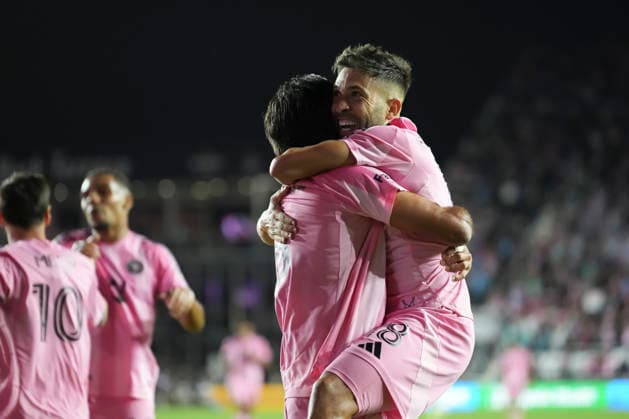 FT. LAUDERDALE, FL - NOVEMBER 29: Inter Miami defender Jordi Alba (18) and Inter Miami midfielder Telasco Segovia (8) celebrates a goal during the MLS, Fussball Herren, USA Eastern Conference finals between New York FC and Inter Miami CF on Saturday, November 29, 2025 at Chase Stadium in Fort Lauderdale, FL (Photo by Peter Joneleit Icon Sportswire) SOCCER: NOV 29 MLS Cup Playoffs Inter Miami CF vs NYC FC EDITORIAL USE ONLY Icon251129065