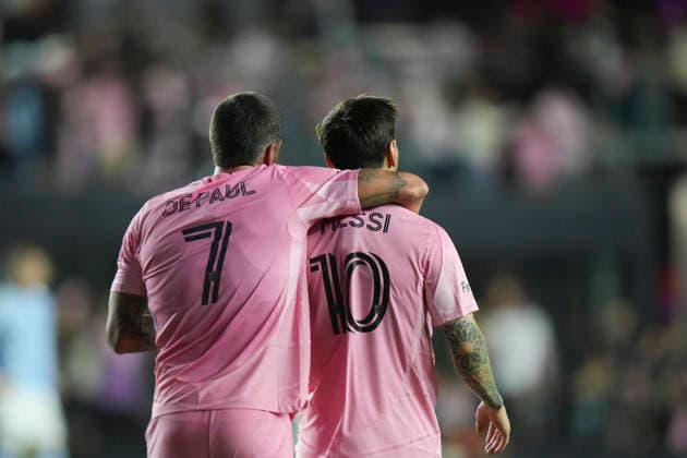 FT. LAUDERDALE, FL - NOVEMBER 29: Inter Miami midfielder Rodrigo de Paul (7) walks to midfield with his arm around Inter Miami forward Lionel Messi (10) following a goal during the MLS, Fussball Herren, USA Eastern Conference finals between New York FC and Inter Miami CF on Saturday, November 29, 2025 at Chase Stadium in Fort Lauderdale, FL (Photo by Peter Joneleit Icon Sportswire) SOCCER: NOV 29 MLS Cup Playoffs Inter Miami CF vs NYC FC EDITORIAL USE ONLY Icon251129067