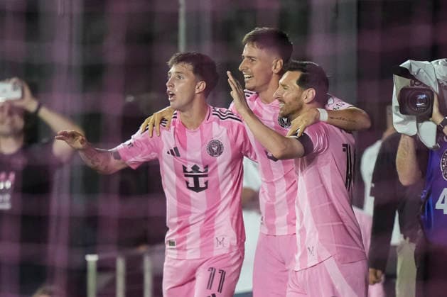 FT. LAUDERDALE, FL - NOVEMBER 29: Inter Miami forward Tadeo Allende (21) celebrates one of his goals in the first half with Inter Miami midfielder Baltasar Rodriguez (11) and Inter Miami forward Lionel Messi (10) during the MLS, Fussball Herren, USA Eastern Conference finals between New York FC and Inter Miami CF on Saturday, November 29, 2025 at Chase Stadium in Fort Lauderdale, FL (Photo by Peter Joneleit Icon Sportswire) SOCCER: NOV 29 MLS Cup Playoffs Inter Miami CF vs NYC FC EDITORIAL USE ONLY Icon251129070