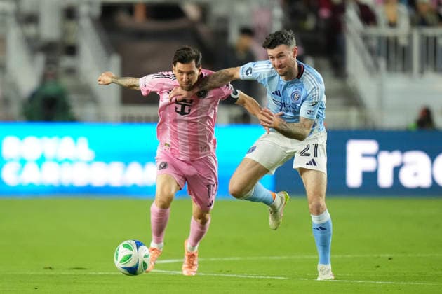 FT. LAUDERDALE, FL - NOVEMBER 29: Inter Miami forward Lionel Messi (10) gets an arm to the throat by New York City midfielder Aiden O Neill (21) during the MLS, Fussball Herren, USA Eastern Conference finals between New York FC and Inter Miami CF on Saturday, November 29, 2025 at Chase Stadium in Fort Lauderdale, FL (Photo by Peter Joneleit Icon Sportswire) SOCCER: NOV 29 MLS Cup Playoffs Inter Miami CF vs NYC FC EDITORIAL USE ONLY Icon251129045