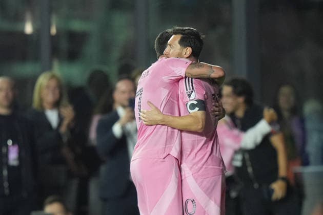 FT. LAUDERDALE, FL - NOVEMBER 29: Inter Miami forward Lionel Messi (10) shars a hug with Inter Miami midfielder Rodrigo de Paul (7) after a goal during the MLS, Fussball Herren, USA Eastern Conference finals between New York FC and Inter Miami CF on Saturday, November 29, 2025 at Chase Stadium in Fort Lauderdale, FL (Photo by Peter Joneleit Icon Sportswire) SOCCER: NOV 29 MLS Cup Playoffs Inter Miami CF vs NYC FC EDITORIAL USE ONLY Icon251129046