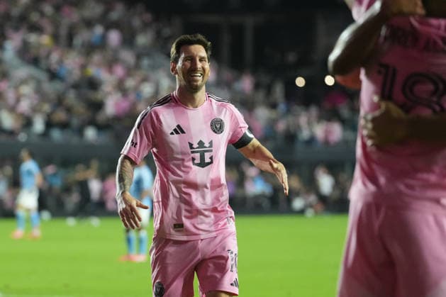FT. LAUDERDALE, FL - NOVEMBER 29: Inter Miami forward Lionel Messi (10) smiles as he joins a goal celebration during the MLS, Fussball Herren, USA Eastern Conference finals between New York FC and Inter Miami CF on Saturday, November 29, 2025 at Chase Stadium in Fort Lauderdale, FL (Photo by Peter Joneleit Icon Sportswire) SOCCER: NOV 29 MLS Cup Playoffs Inter Miami CF vs NYC FC EDITORIAL USE ONLY Icon251129063