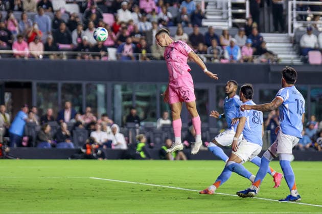 FT. LAUDERDALE, FL - NOVEMBER 29: Inter Miami forward Tadeo Allende (21) attempts to head the ball in the second half during a MLS, Fussball Herren, USA Cup Playoffs match between Inter Miami CF and New York City FC at Chase Stadium on November 29, 2025 in Fort Lauderdale, Florida. (Photo by Chris Arjoon Icon Sportswire) SOCCER: NOV 29 MLS Cup Playoffs Inter Miami CF vs NYC FC EDITORIAL USE ONLY Icon25112900120