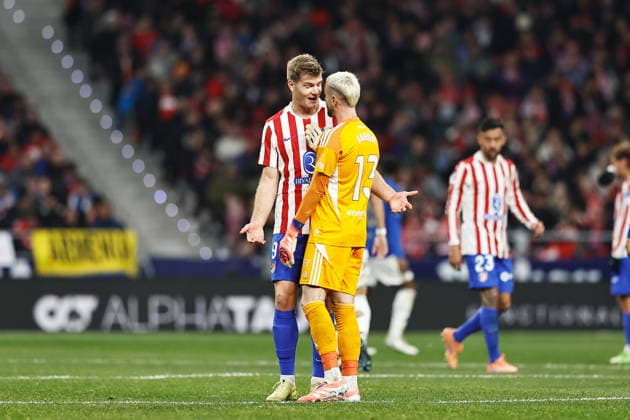 (L-R) Alexander Sorloth (Atletico), Aaron Escandell (Oviedo), NOVEMBER 29, 2025 - Football Soccer : Spanish LaLiga EA Sports match between Club Atletico de Madrid - Real Oviedo at the Estadio Riyahd Air Metropolitano in Madrid, Spain. Noxthirdxpartyxsales  aflo_311992777