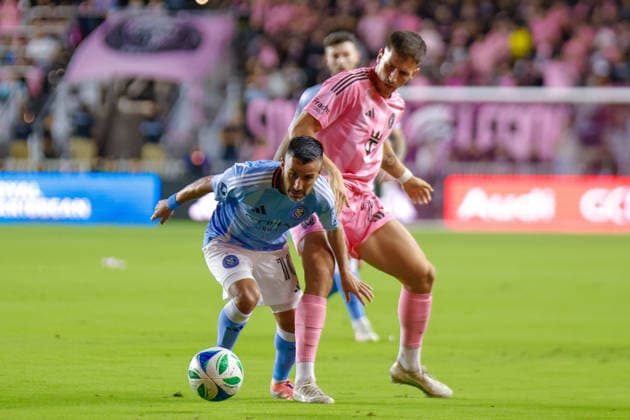FT. LAUDERDALE, FL - NOVEMBER 29: New York City midfielder Maximiliano Moralez (10) controls the ball as Inter Miami forward Tadeo Allende (21) follows in the first half during the MLS, Fussball Herren, USA Eastern Conference finals match between Inter Miami CF and New York City FC at Chase Stadium on November 29, 2025 in Fort Lauderdale, Florida. (Photo by Chris Arjoon Icon Sportswire) SOCCER: NOV 29 MLS Cup Playoffs Inter Miami CF vs NYC FC EDITORIAL USE ONLY Icon25112900130