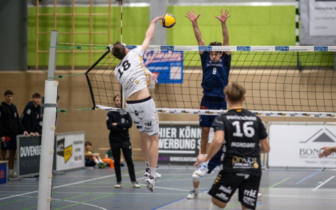 Volleyball, Season 2025 2026, 2 Bundesliga Nord, 29 11 2025, 09 Matchday, Men, TuV Bocholt blue vs TuS Mondorf white v l Manuel Harms TuS Mondorf , Lukas Salimi TuB Bocholt , Jonas Winterscheidt Libero TuS Mondorf , Bocholt Sporthalle West Nordrhein Westfalen Germany 251129_vb_tub-bocholt_tus-mondorf_46494