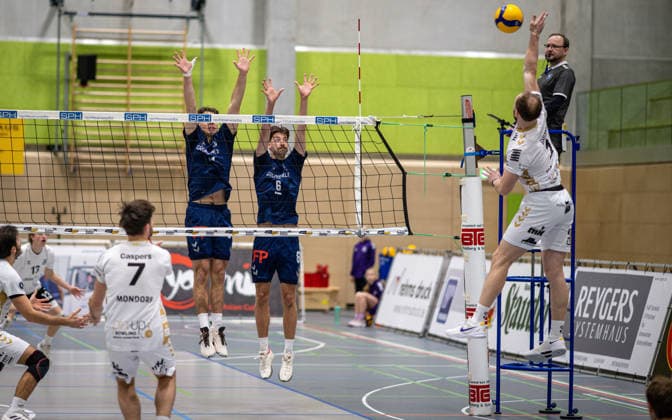 Volleyball, Season 2025 2026, 2 Bundesliga Nord, 29 11 2025, Matchday 09, Men, TuV Bocholt blue vs TuS Mondorf white v l Miguel Reuss TuS Mondorf , Eric Caspers TuS Mondorf , Bohdan Velychko TuB Bocholt , Ben Stoverink TuB Bocholt , Kevin Janzen TuS Mondorf , Marek Cwolek 1 Referee , Bocholt Sporthalle West Nordrhein Westfalen Germany 251129_vb_tub-bocholt_tus-mondorf_46495