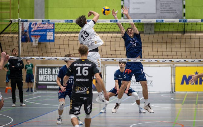 Volleyball, Season 2025 2026, 2 Bundesliga Nord, 29 11 2025, 09 Matchday, Men, TuV Bocholt blue vs TuS Mondorf white v l Hauke Lehmbrock TuB Bocholt , Jonas Winterscheidt Libero TuS Mondorf , Miguel Reuss TuS Mondorf , Lukas Salimi TuB Bocholt, Background , Bohdan Velychko TuB Bocholt, 14 , Bocholt Sporthalle West Nordrhein Westfalen Germany 251129_vb_tub-bocholt_tus-mondorf_46496