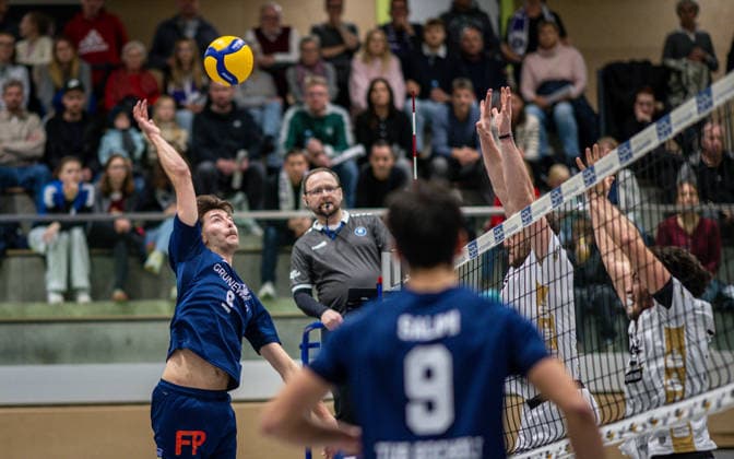 Volleyball, Season 2025 2026, 2 Bundesliga Nord, 29 11 2025, 09 Matchday, Men, TuV Bocholt blue vs TuS Mondorf white v l Ben Stoverink TuB Bocholt , Marek Cwolek 1 Referee , Lukas Salimi TuB Bocholt , Kevin Janzen TuS Mondorf , Miguel Reuss TuS Mondorf , Bocholt Sporthalle West Nordrhein Westfalen Germany 251129_vb_tub-bocholt_tus-mondorf_46504