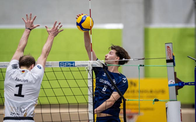 Volleyball, Season 2025 2026, 2 Bundesliga Nord, 29 11 2025, 09 Matchday, Men, TuV Bocholt blue vs TuS Mondorf white v l Kevin Janzen TuS Mondorf , Ben Stoverink TuB Bocholt , Bocholt Sporthalle West Nordrhein Westfalen Germany 251129_vb_tub-bocholt_tus-mondorf_46522