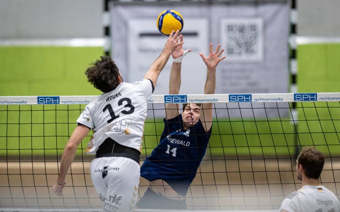 Volleyball, Season 2025 2026, 2 Bundesliga Nord, 29 11 2025, 09 Matchday, Men, TuV Bocholt blue vs TuS Mondorf white v l Miguel Reuss TuS Mondorf , Bohdan Velychko TuB Bocholt , Bocholt Sporthalle West Nordrhein Westfalen Germany 251129_vb_tub-bocholt_tus-mondorf_46526