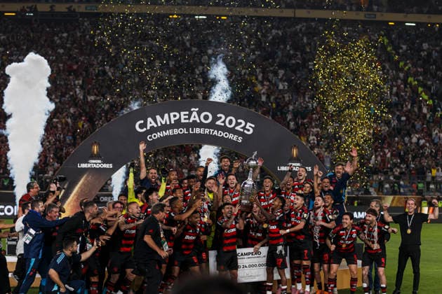 Palmeiras v Flamengo - Copa CONMEBOL Libertadores 2025 Final Lima, Peru - November 29: Players of Flamengo celebrate with the trophy after the Copa CONMEBOL Libertadores 2025 Final match between Palmeiras and Flamengo at Estadio Monumental U de Lima. Copyright: xLatinxSportxImagesx