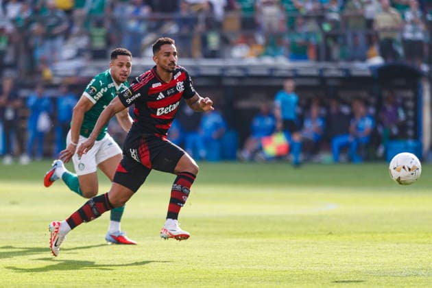 Palmeiras v Flamengo - Copa CONMEBOL Libertadores 2025 Final Lima, Peru - November 29: Danilo Luiz of Flamengo runs with the ball during the Copa CONMEBOL Libertadores 2025 Final match between Palmeiras and Flamengo at Estadio Monumental U de Lima. Copyright: xLatinxSportxImagesx