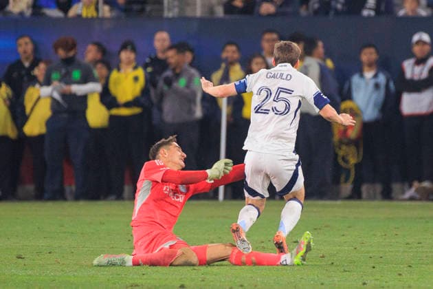 November 29, 2025, San Diego, California, USA: Goalkeeper, Pablo Sisniega 13 of San Diego FC slides and fouls Ryan Gauld 25 of the Vancouver Whitecaps and earns a red card during the Audi 2025 MLS, Fussball Herren, USA Cup Playoffs Western Conference Final match on Saturday November 29, 2025 at Snapdragon Stadium in San Diego, California. Vancouver Whitecaps defeat San Diego FC, 3-1. JAVIER ROJAS PI San Diego USA - ZUMAp124 20251129_zaa_p124_022 Copyright: xJavierxRojasx