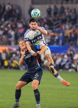 November 29, 2025, San Diego, California, USA: Jeppe Tverskov 6 of San Diego FC loses a head ball to Brian White 24 of the Vancouver Whitecaps during the Audi 2025 MLS, Fussball Herren, USA Cup Playoffs Western Conference Final match on Saturday November 29, 2025 at Snapdragon Stadium in San Diego, California. Vancouver Whitecaps defeat San Diego FC, 3-1. JAVIER ROJAS PI San Diego USA - ZUMAp124 20251129_zaa_p124_026 Copyright: xJavierxRojasx