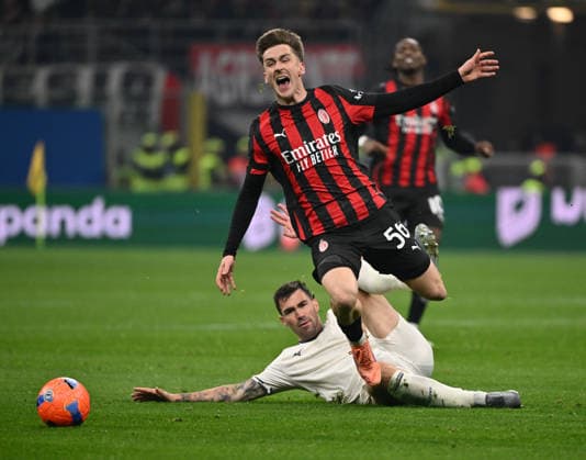 (251130) -- MILAN, Nov. 30, 2025 -- AC Milan s Alexis Saelemaekers (front) vies with Lazio s Alessio Romagnoli during a Serie A football match between AC Milan and Lazio in Milan, Italy, Nov. 29, 2025. (Photo by Xinhua) (SP)ITALY-MILAN-FOOTBALL-SERIE A-AC MILAN VS LAZIO AlbertoxLingria 