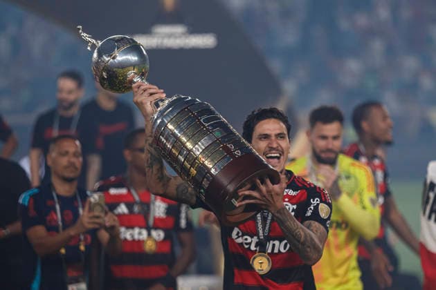 Palmeiras v Flamengo - Copa CONMEBOL Libertadores 2025 Final Lima, Peru - November 29: Player of Flamengo celebrates with trophy after winning the Copa CONMEBOL Libertadores 2025 Final match between Palmeiras and Flamengo at Estadio Monumental U de Lima. Copyright: xLatinxSportxImagesx