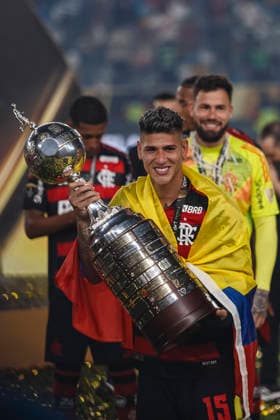 Palmeiras v Flamengo - Copa CONMEBOL Libertadores 2025 Final Lima, Peru - November 29: Jorge Carrascal of Flamengo celebrates with trophy after winning the Copa CONMEBOL Libertadores 2025 Final match between Palmeiras and Flamengo at Estadio Monumental U de Lima. Copyright: xLatinxSportxImagesx