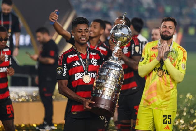 Palmeiras v Flamengo - Copa CONMEBOL Libertadores 2025 Final Lima, Peru - November 29: Bruno Henrique of Flamengo celebrates with trophy after winning the Copa CONMEBOL Libertadores 2025 Final match between Palmeiras and Flamengo at Estadio Monumental U de Lima. Copyright: xLatinxSportxImagesx