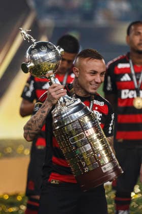 Palmeiras v Flamengo - Copa CONMEBOL Libertadores 2025 Final Lima, Peru - November 29: Everton Sousa of Flamengo celebrates with trophy after winning the Copa CONMEBOL Libertadores 2025 Final match between Palmeiras and Flamengo at Estadio Monumental U de Lima. Copyright: xLatinxSportxImagesx