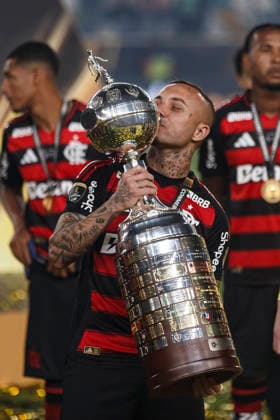 Palmeiras v Flamengo - Copa CONMEBOL Libertadores 2025 Final Lima, Peru - November 29: Everton Sousa of Flamengo celebrates with trophy after winning the Copa CONMEBOL Libertadores 2025 Final match between Palmeiras and Flamengo at Estadio Monumental U de Lima. Copyright: xLatinxSportxImagesx