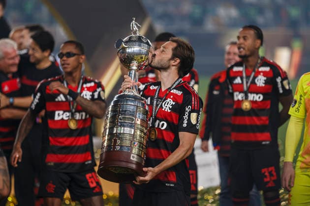 Palmeiras v Flamengo - Copa CONMEBOL Libertadores 2025 Final Lima, Peru - November 29: Player of Flamengo celebrates with trophy after winning the Copa CONMEBOL Libertadores 2025 Final match between Palmeiras and Flamengo at Estadio Monumental U de Lima. Copyright: xLatinxSportxImagesx