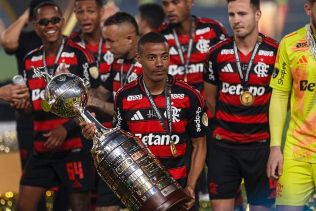 Palmeiras v Flamengo - Copa CONMEBOL Libertadores 2025 Final Lima, Peru - November 29: Nicolas De La Cruz of Flamengo celebrates with trophy after winning the Copa CONMEBOL Libertadores 2025 Final match between Palmeiras and Flamengo at Estadio Monumental U de Lima. Copyright: xLatinxSportxImagesx