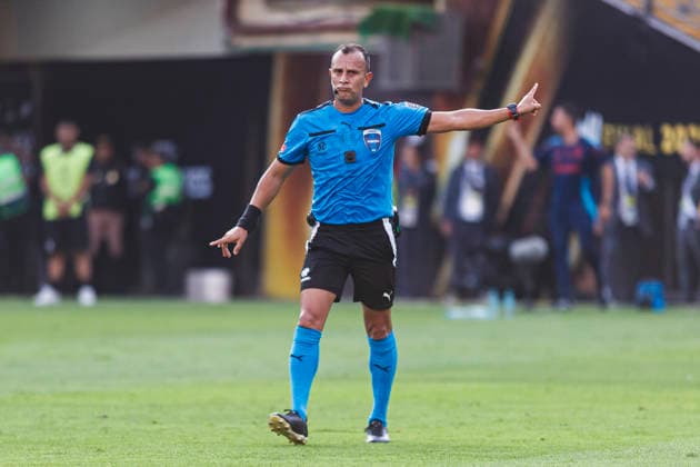 Palmeiras v Flamengo - Copa CONMEBOL Libertadores 2025 Final Lima, Peru - November 29: Referee Dario Herrera during the Copa CONMEBOL Libertadores 2025 Final match between Palmeiras and Flamengo at Estadio Monumental U de Lima. Copyright: xLatinxSportxImagesx