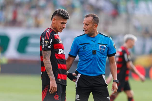 Palmeiras v Flamengo - Copa CONMEBOL Libertadores 2025 Final Lima, Peru - November 29: Referee Dario Herrera and Jorge Carrascal of Flamengo during the Copa CONMEBOL Libertadores 2025 Final match between Palmeiras and Flamengo at Estadio Monumental U de Lima. Copyright: xLatinxSportxImagesx