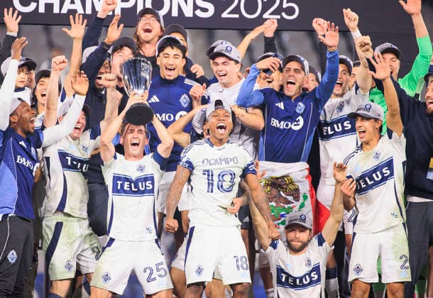 Sport Bilder des Tages November 29, 2025, San Diego, California, USA: Ryan Gauld 25 Vancouver Whitecaps lifts the trophy after winning the Audi 2025 MLS, Fussball Herren, USA Cup Playoffs Western Conference Final match against the San Diego FC on Saturday November 29, 2025 at Snapdragon Stadium in San Diego, California. Thomas Muller 13 sits at the bottom right. JAVIER ROJAS PI San Diego USA - ZUMAp124 20251129_zaa_p124_033 Copyright: xJavierxRojasx